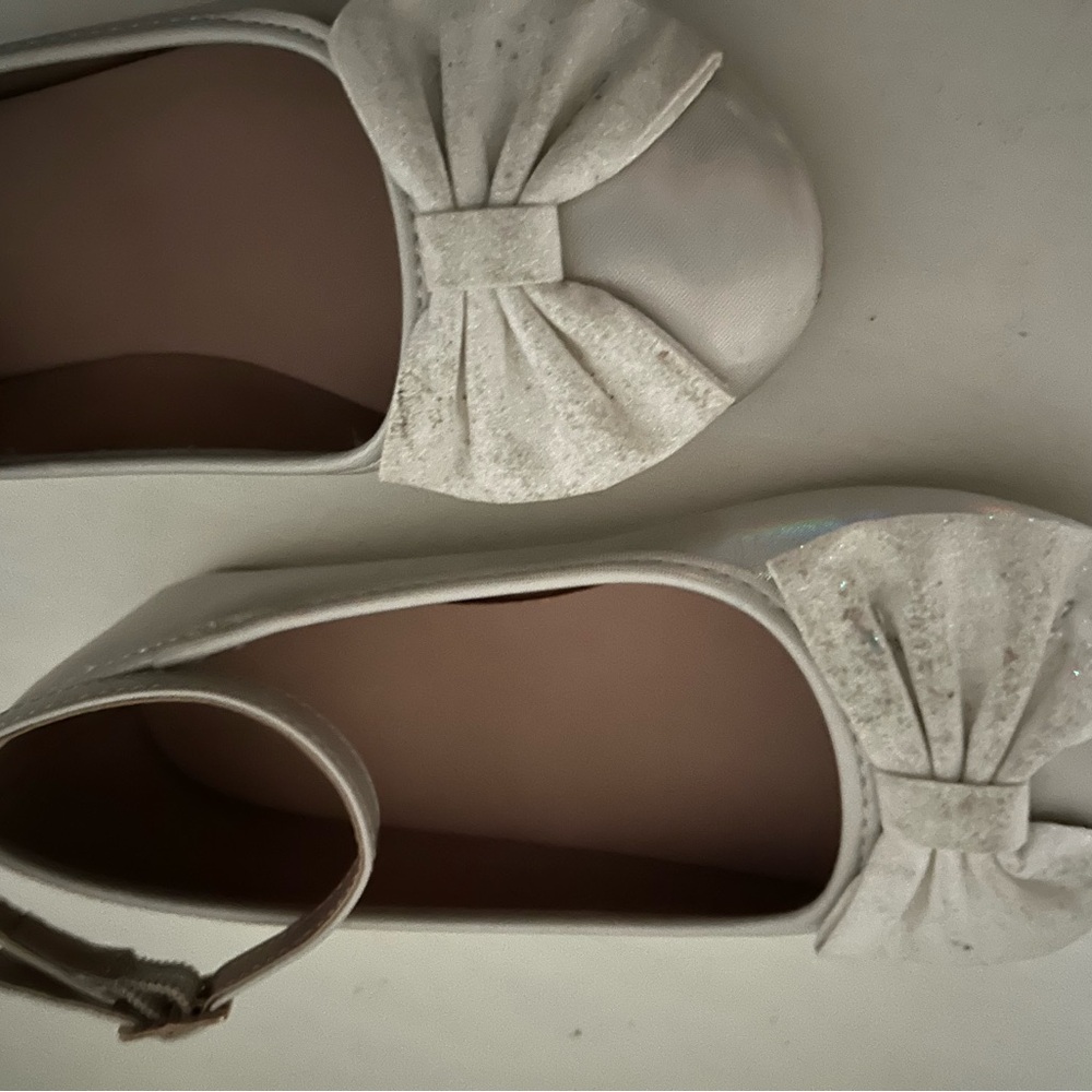 Elegant Girls Cream Bow Flats (like new)